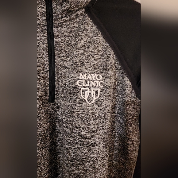 Mayo Clinic Long sleeve 1/4 zip Top Heather Grey and Black Large - Picture 3 of 9